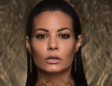 Τι οδήγησε την Μαρία Κορινθίου να γράψει: «Να είστε καλά που με κάνατε και έκλαψα»;